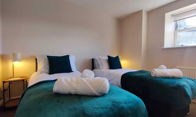 Ogden Apartamento | Modern 2-Bed Apartment , Heart of Queensbury. Great Walks Nearby!