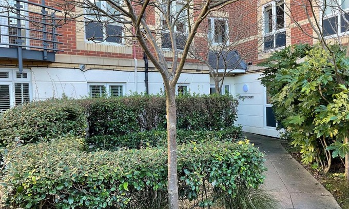 Runnymede Apartamento | Modern 2 Bed Apt in Egham High Street, with private parking and Wifi