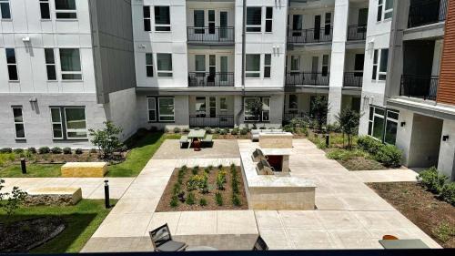 McNeil Apartamento | Modern 2- Bed Apt Pool & Gym