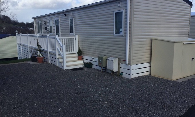 Dawlish Warren Casa | Moderna caravana de 2 camas con terraza y patio circundantes; tiene capacidad para 6 personas