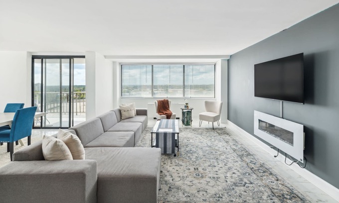 Alexandria West Apartamento | Modern 2-Bed Condo: Close to DC Monuments & More!