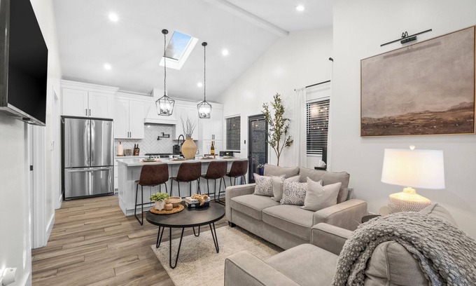 Berryessa Casa | Modern 2-Bed Family Haven 🏡 Pet-Friendly + EV Charging 🐾⚡