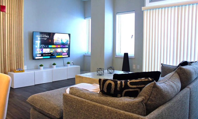 North Kansas City Apartamento | Modern 2-Bedroom Stunning Views