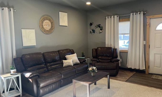Fairbanks Apartamento | Modern 2-bed with full kitchen, in-unit laundry, and off-street parking. Near downtown Fairbanks.