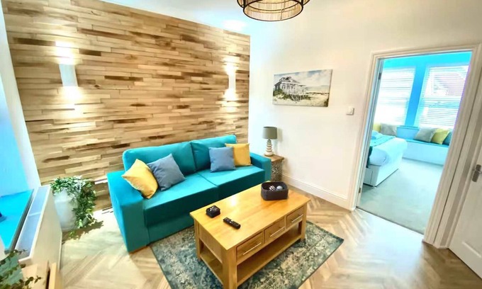 Southend-on-Sea Casa | Modern 2 Bedroom Apartment with Garden in Southend