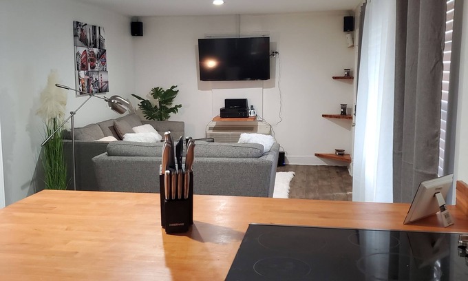 Fayetteville Casa | Modern 2 bedroom 1 bath home with barbeque grill and sauna pool.