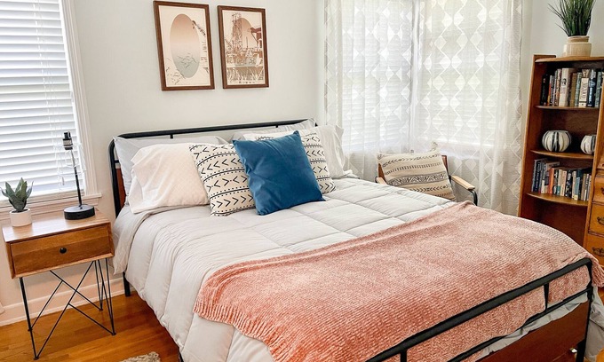 Midland Casa | Modern 2-bedroom 1930's Bungalow Close to Downtown