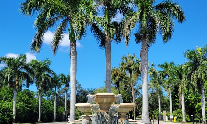 Fountain Lakes Condominio | Modern 2 bedroom/2 bath condo with pool, and free golf in delightful Estero.