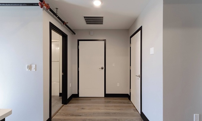 Janesville Apartamento | Modern 2-bedroom apartment in the middle of Downtown Janesville!