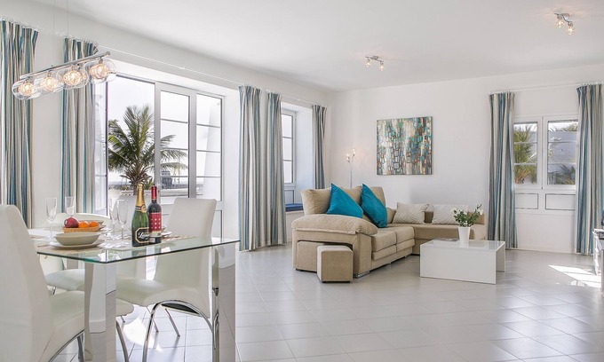 Puerto Calero Apartamento | Moderno apartamento de 2 dormitorios en el corazón de Puerto Calero Marina