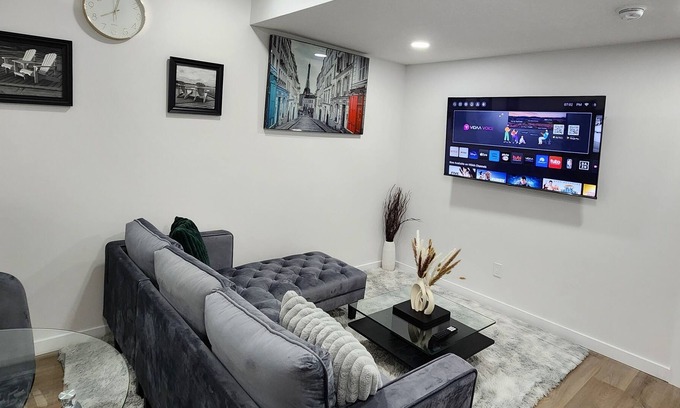 Northwest Edmonton Casa | Modern 2 Bedroom Basement Suite at West Edmonton