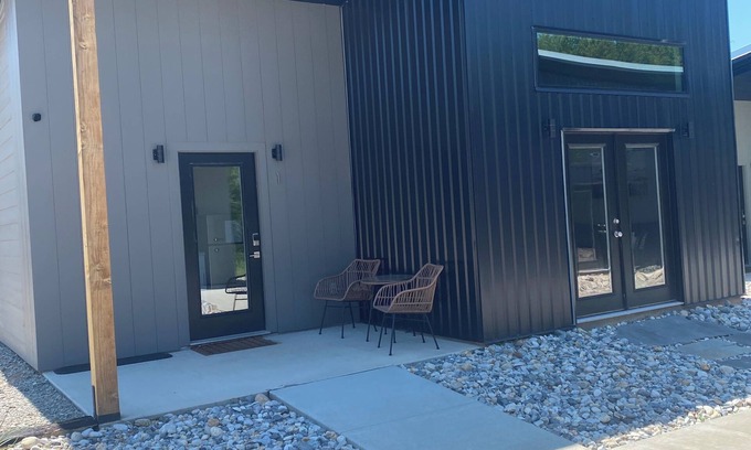 Mount Vernon Cabaña | Modern 2-bedroom cottage in tranquil downtown Mount Vernon!