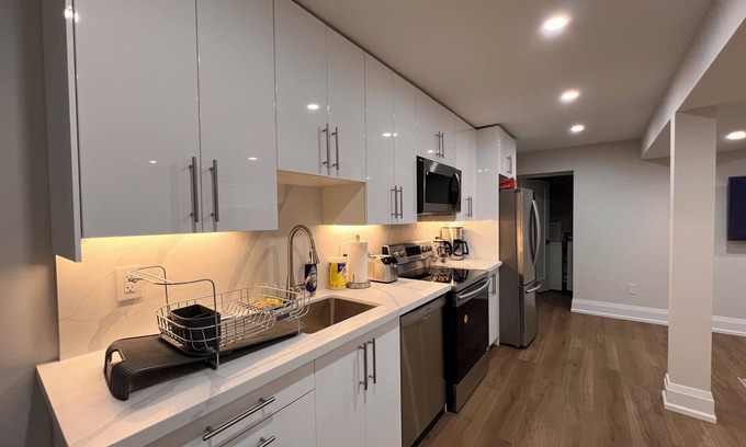 Richmond Hill Casa | Modern 2 Bedroom 1 Parking Basement Unit