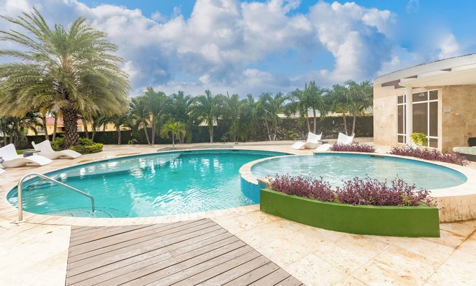 Boegoeroei Condominio | Modern 2-bedroom condo w/ direct pool access, and 4-minutes drive from the beach