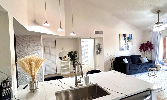 Naples Condominio | Modern 2-bedroom condo with all amenities close to downtown, beach and shops