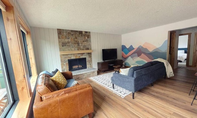 Warm Springs Apartamento | Modern 2 Bedroom condo with pool and amazing view! Close to ski lifts & downtown!