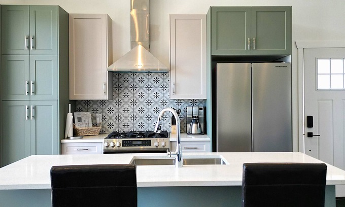 Central Okanagan Cabaña | Modern 2-bedroom + den cottage in a prime location