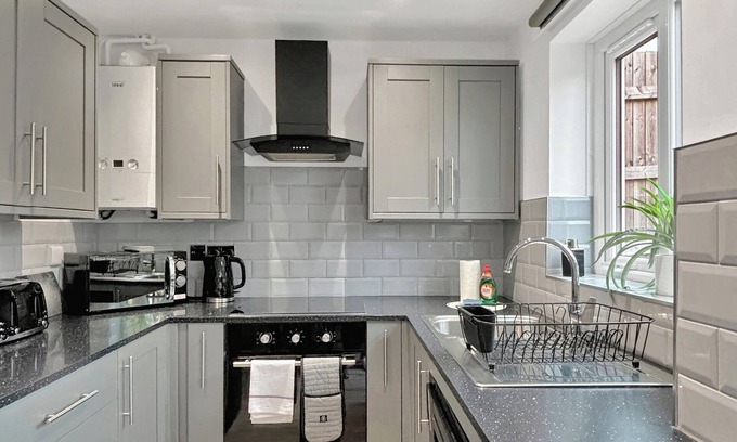 Grantham Casa | Modern 2 Bedroom Home in Quiet Cul-de-Sac – Close to Town with Garden & Driveway