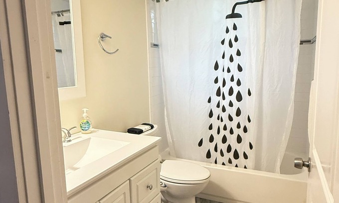 Oak Square Casa | Modern 2-Bedroom in-law Apartment in Boston with Parking