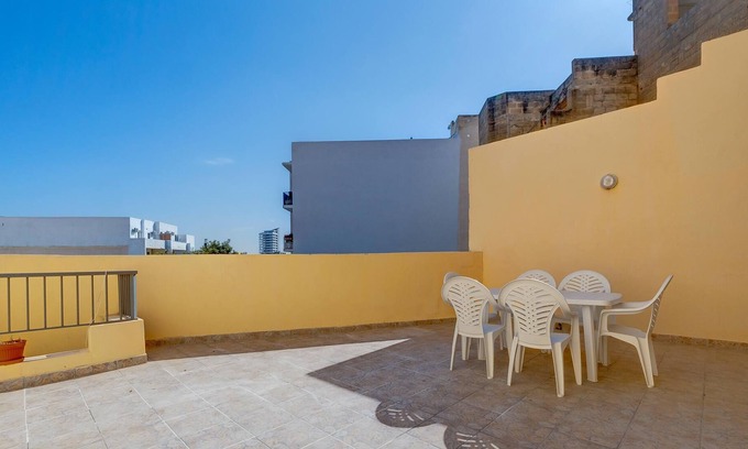 Gzira Apartamento | Modern 2 Bedroom Maisonette in Central Sliema