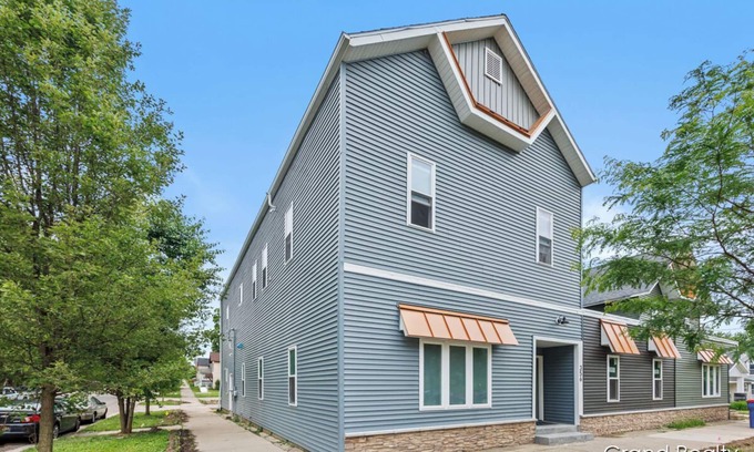 Creston Heights Casa | Charming 2-bedroom with AC, WiFi, Laundry room - 2 minutes from downtown!