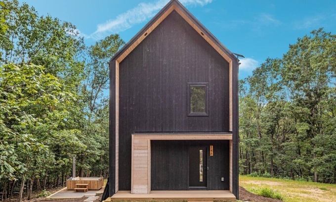 Rileyville Chalet De Esquí | Modern 2-Bedroom Scandanavian Style Chalet Near Shenandoah Natl Park w/Hot Tub