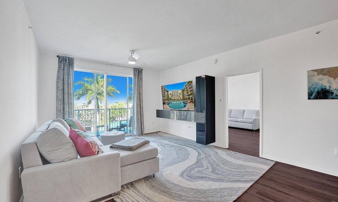 East Ocean Ave Apartamento | Modern /2 Bedrooms/2 Bathrooms/Boat Parking/Coastal Luxury