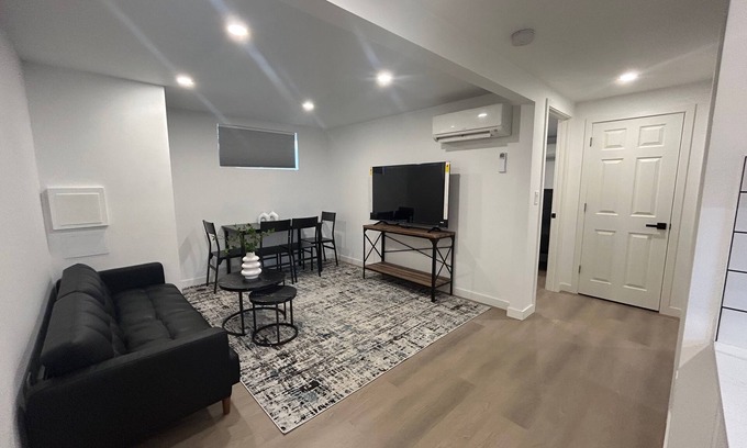 North Beacon Hill Casa | Modern & stylish 2 bedrooms near Downtown, Lumen field, light rail.