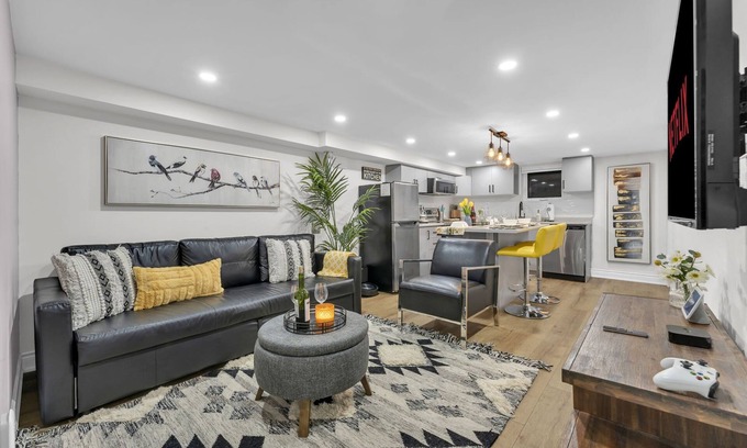 Humber Bay Apartamento | Modern 2 BR Full Kitchen Fireplace 15 mins to CNT
