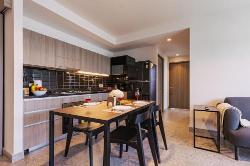 Miguel Hidalgo Apartamento | Modern 2-BR Retreat w Gym & Pool VIATO HOMES