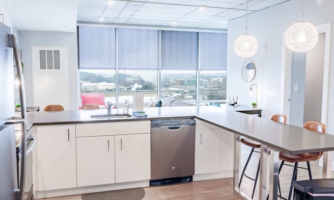 Downtown Apartamento | Modern 2 BR with Balcony in GR Entertainment District