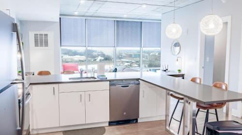 Downtown Apartamento | Modern 2 BR with Balcony in GR Entertainment District