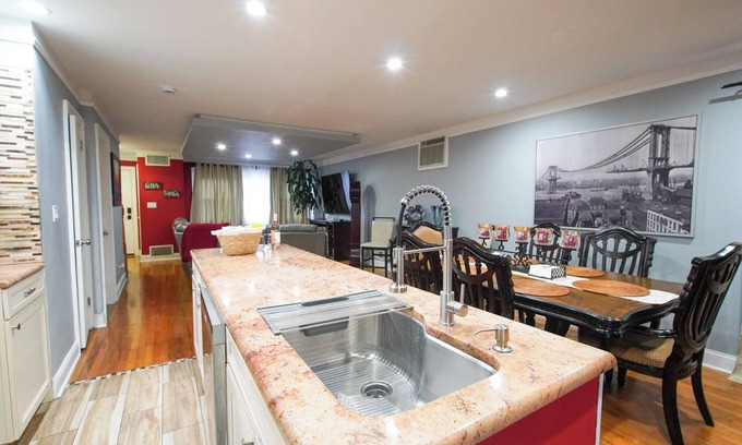 Weehawken Casa | Modern 2-floor, 3-bedroom apartment 20 minutes from Manhattan.
