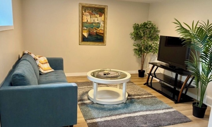 Dauphin Casa | Modern 2 queen bedroom suite with private entrance
