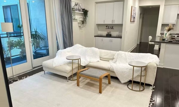 Westpark Apartamento | Modern 2b2b Home w Pool/Gym