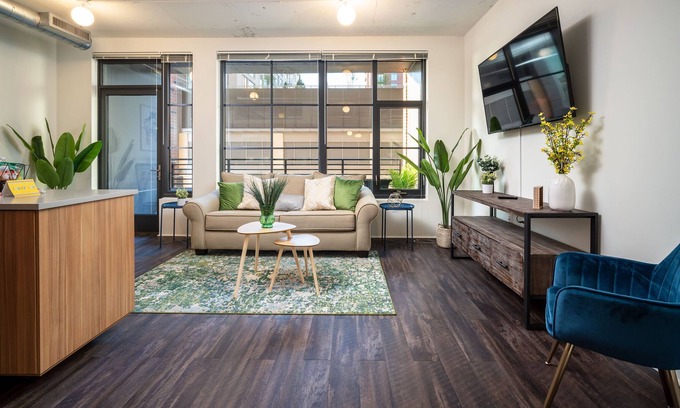 Eisenhower East Apartamento | ★Modern-2bd-2bth-Luxury Loft ~ FREE PARKING, Pool, Balcony★