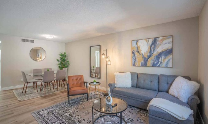 Cox Heights Apartamento | Modern 2BD| Parking+Gym+Pool Sleeps 8 5 Min Casino