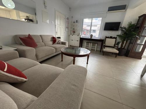 Larnaca City Centre Apartamento | Modern 2BR Apartment 70m from Finikoudes beach