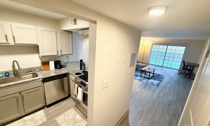 Crestline Heights Apartamento | Modern 2BR Apartment Pool Access Near UAB & St. Vincent Fast WiFi W/D