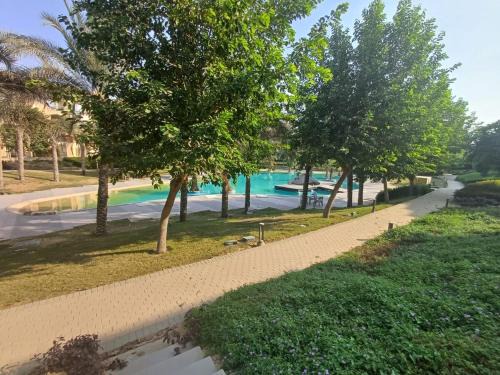Cairo Apartamento | Modern 2BR Apartment with Private Garden Patio, Stone Residence New Cairo
