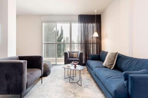 Ramat Hasharon Apartamento | Modern 2BR Apt w Private Parking in City Center by Sea N' Rent
