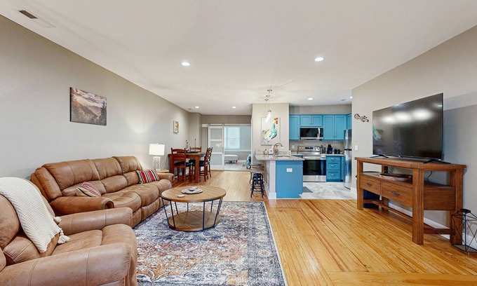 Waynesville Condominio | Modern 2BR Condo Located over Main Street with Cable, Wifi, and Full Kitchen