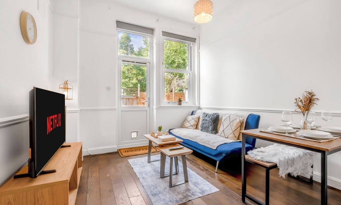 Croham Apartamento | Modern 2BR Flat|Terrace|Free Parking|Rail Station