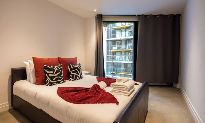 Nine Elms Apartamento | Modern 2BR Flat w/ Balcony – Prime London Location