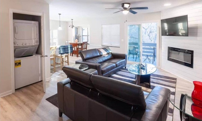 Westminster Condominio | Modern 2BR/2BA peaceful forest-view condo in Westminster, near Lakes and Clemson