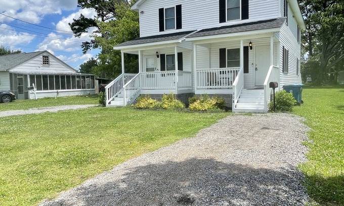 Murfreesboro Casa | Modern 2BR Getaway: Walk to Chowan University & Local Eats!