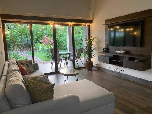 Uvita Casa | Modern 2br home - Walk to the beach!