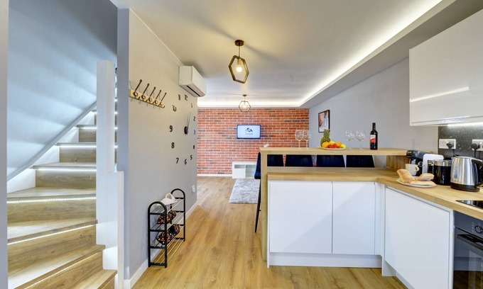 Rugby Casa | Modern 2BR House & Private Parking & Kid-friendly