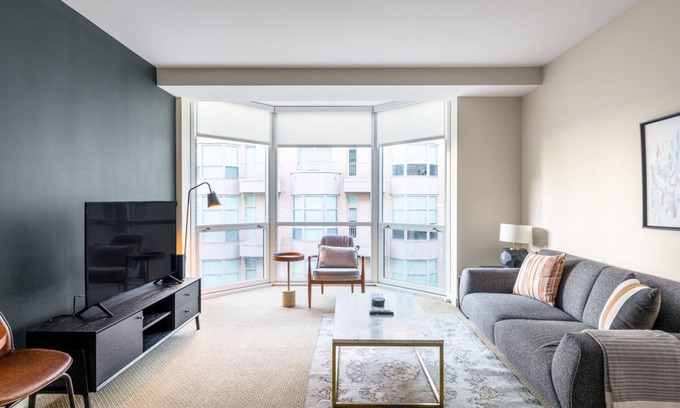 Penn Quarter Apartamento | Modern 2BR in Penn Quarter w/ Pool + large garden, near metro by Blueground