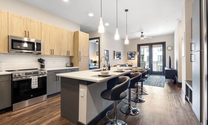 North Burnet Apartamento | Modern 2BR -Near Domain -Free Parking -Fast Wi-Fi -Walk to Eats & Shops
